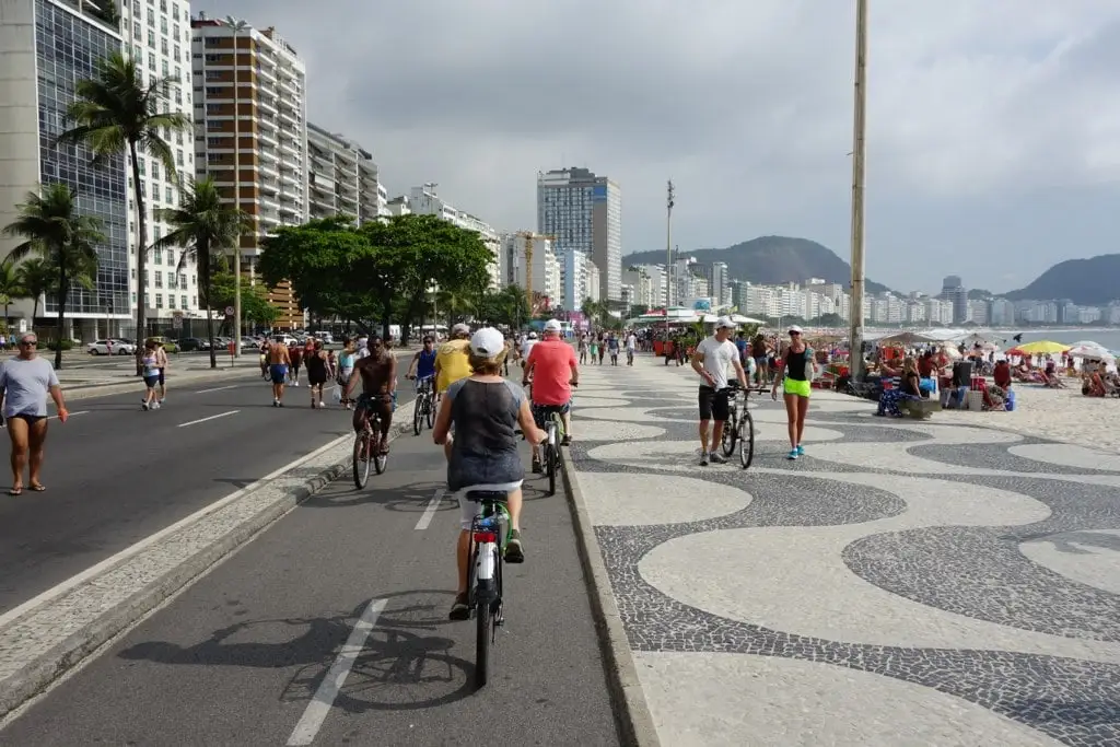 Ciclovía de Copacabana junto al mar, en Río de Janeiro, Brasil.