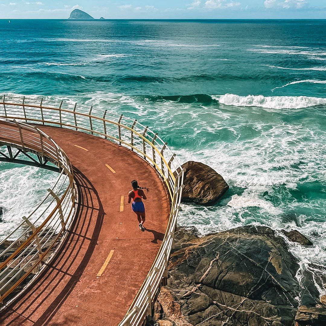 Ciclovía suspendida sobre el mar camino a Barra da Tijuca, Río de Janeiro, Brasil.
