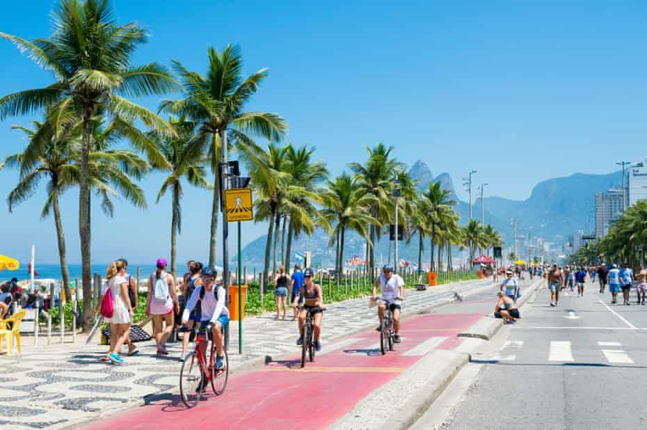 Ciclovía en Ipanema con vista al mar y al morro Dois Irmãos, Río de Janeiro, Brasil.
