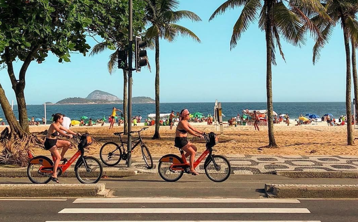 Recorrer Río de Janeiro en bicicleta: barrios, costa y uno de los tramos más increíbles del mundo
