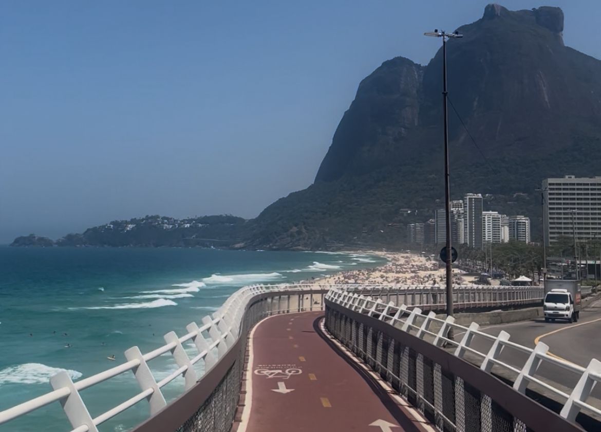 Famoso tramo a Barra da Tijuca, donde la ciclovía queda suspendida en el aire frente al mar en Río de Janeiro