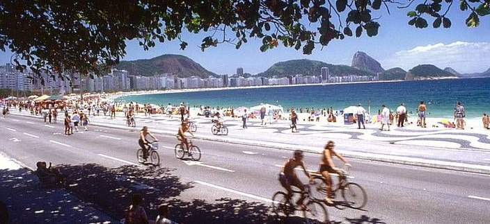 Ciclovía de Copacabana junto a la playa